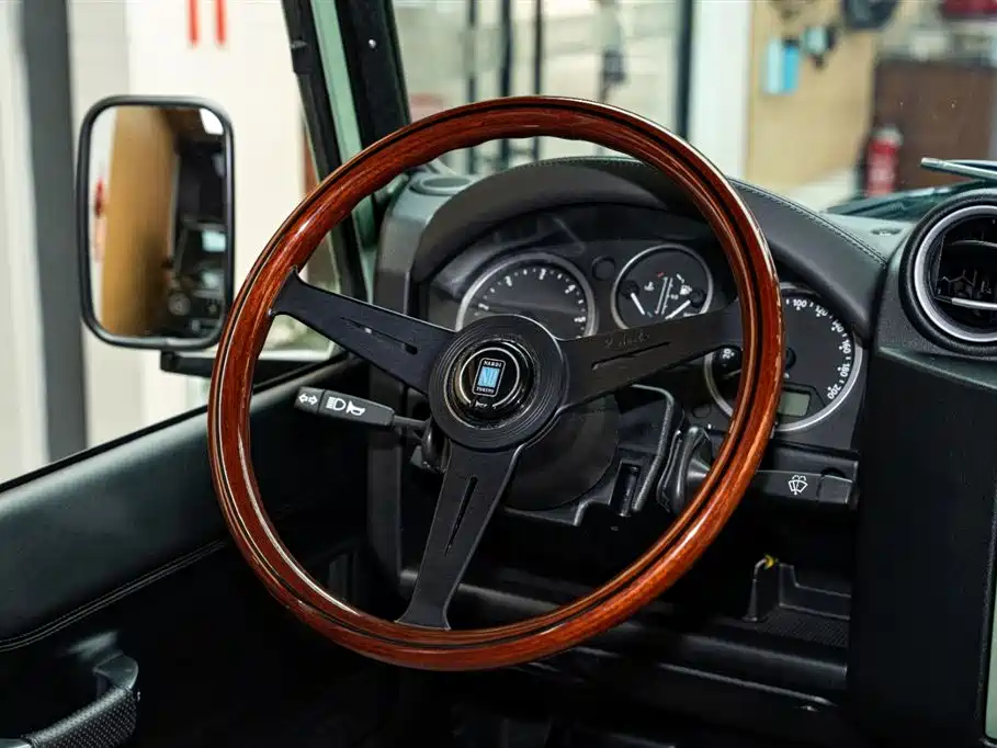 Land Rover Defender фото 12