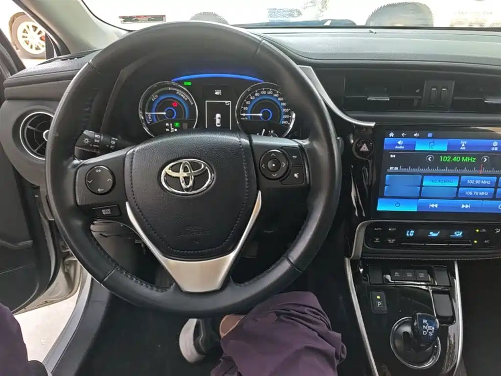 Toyota Corolla 2017 Facelift Hybrid 1.8L E-CVT Elite Edition фото 10