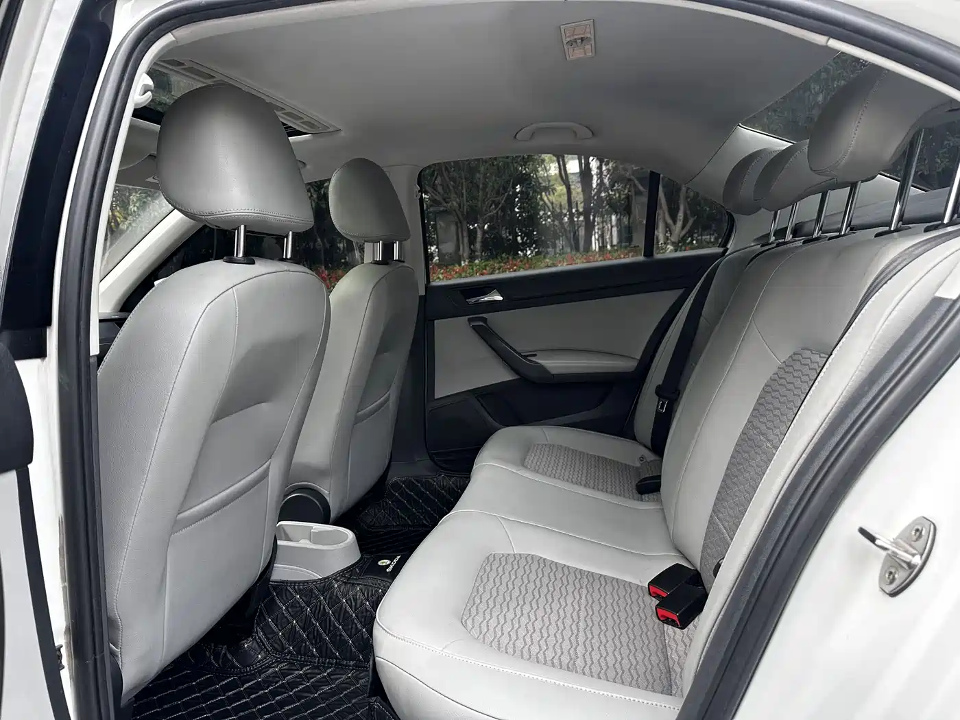 Škoda Rapid 2016 1.6L Automatic Pioneer Edition фото 9