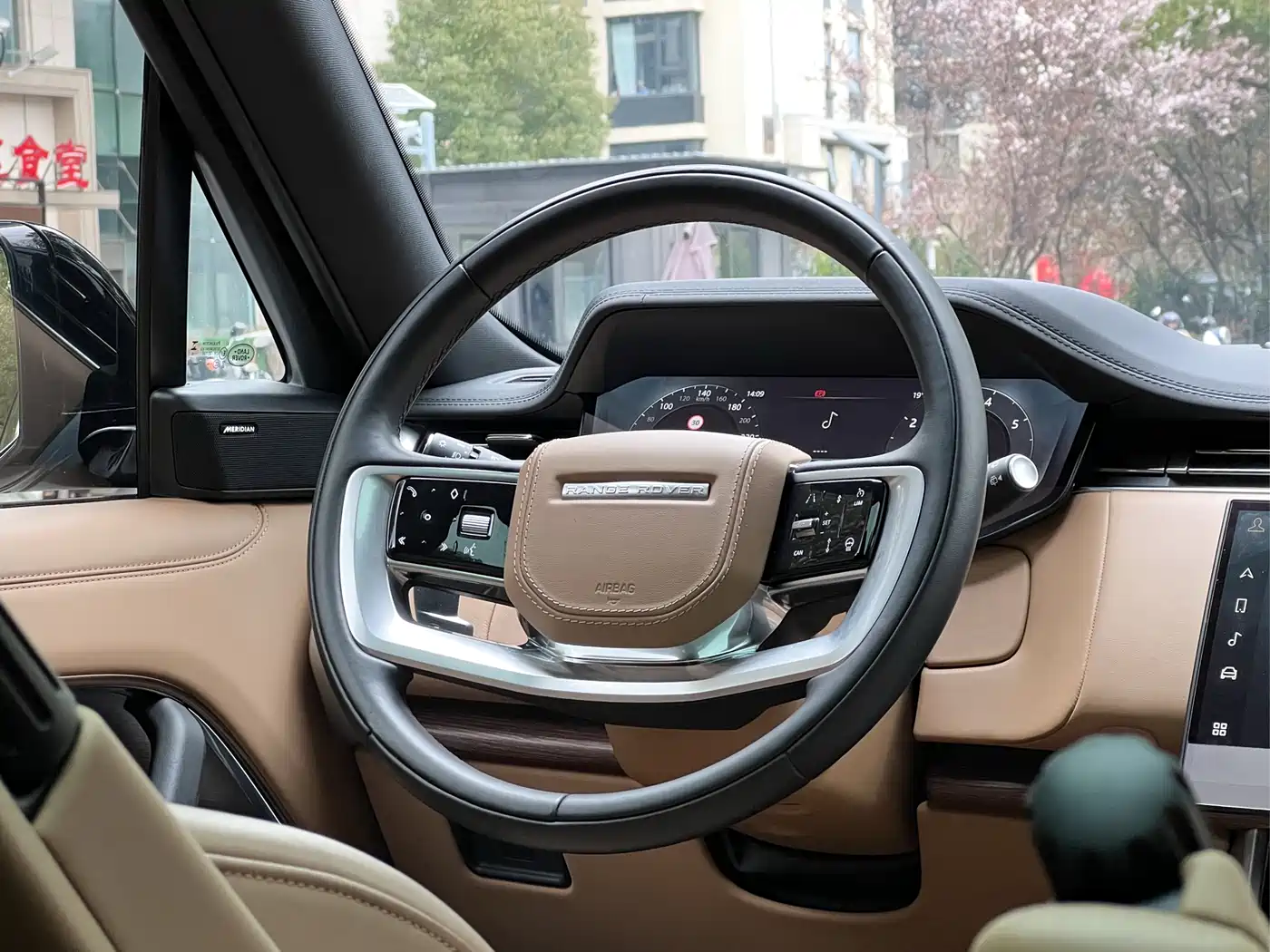 Land Rover Range Rover 2023 3.0 L6 360PS Golden Age Edition фото 17