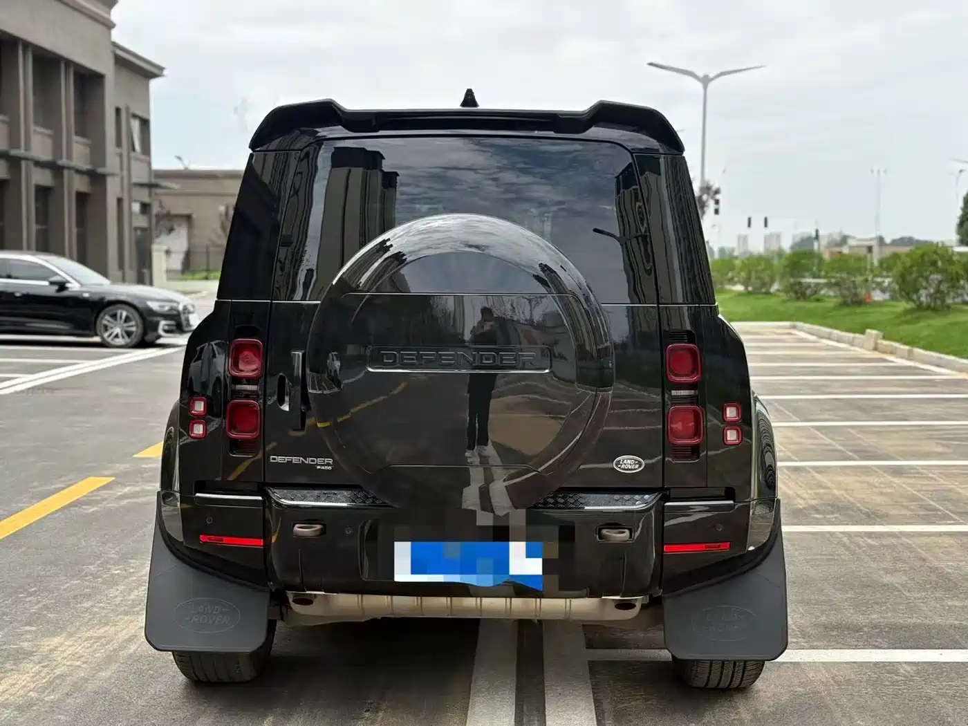 Land Rover Defender 2023 Model 110 3.0T P400 Dark Special Edition фото 10