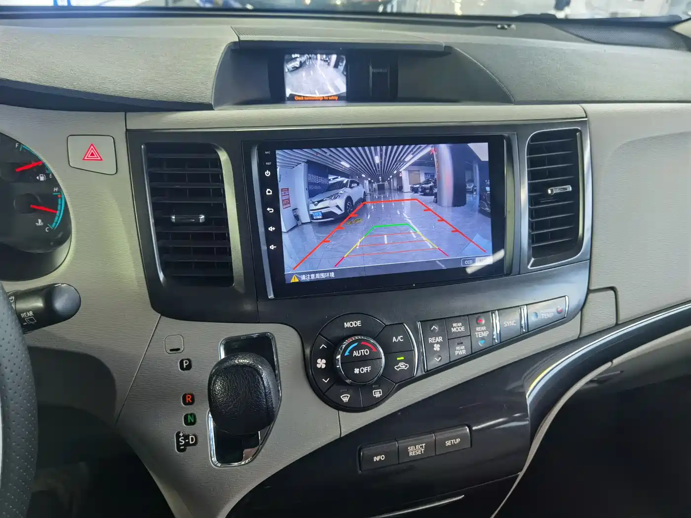 Toyota Sienna 2011 3.5L 4WD Automatic фото 13