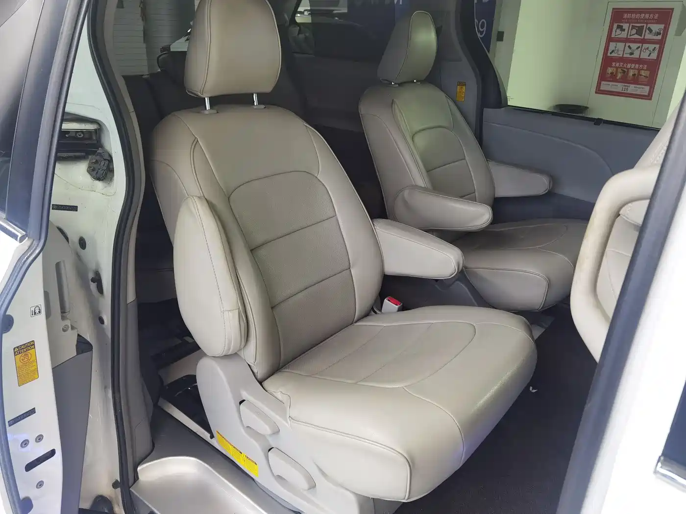 Toyota Sienna 2011 3.5L 4WD Automatic фото 7