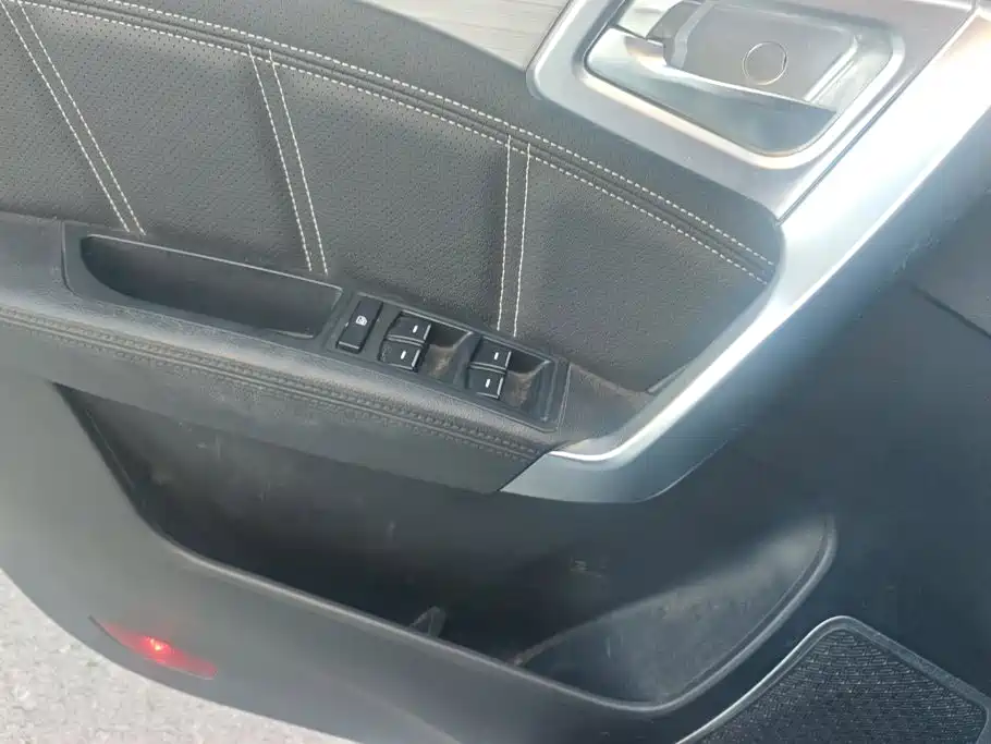 Фото 7 - Geely Emgrand X6