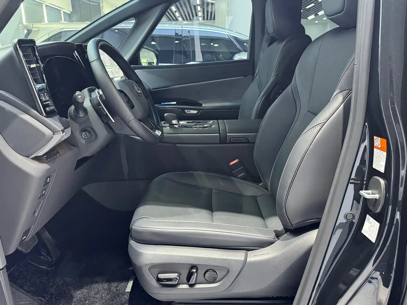 Lexus LM 2023 500h 6-Seater Prestige Edition фото 12