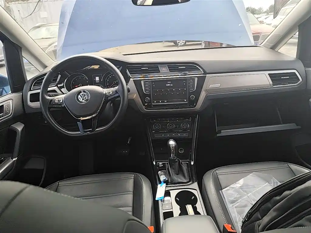 Volkswagen Touran 2018 Touran L 280TSI DSG Luxury 7-seater фото 10