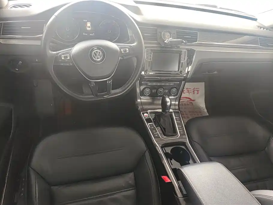 Volkswagen Passat 2017 330TSI DSG Luxury фото 12