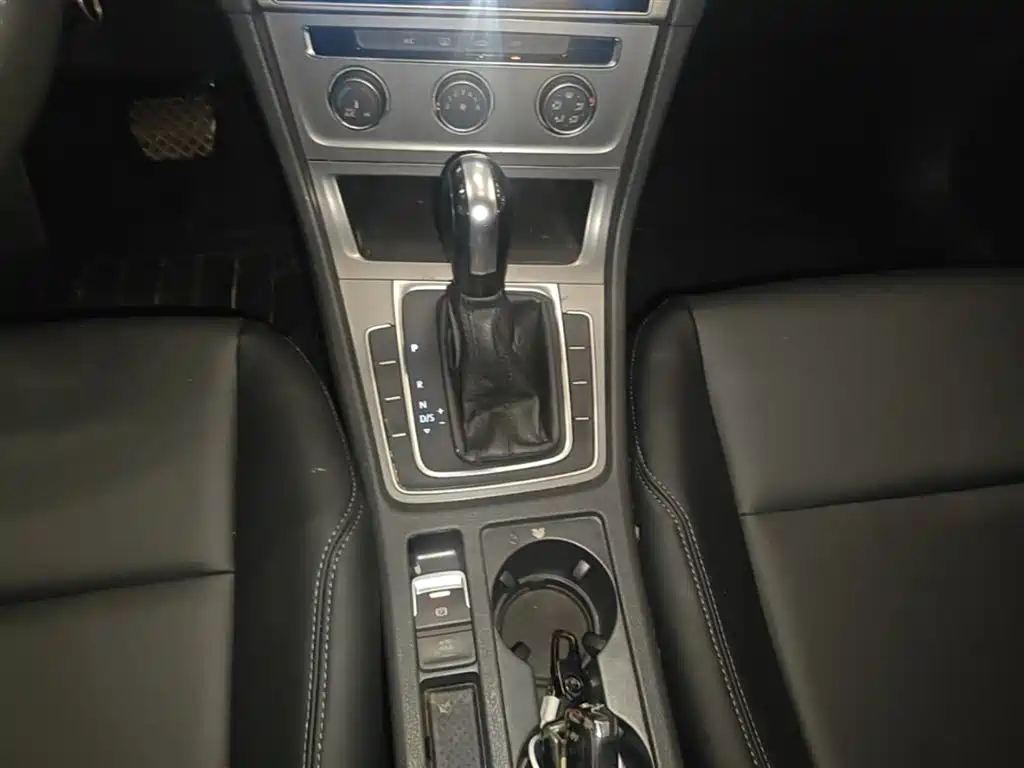Volkswagen Golf 2016 1.6L Automatic Fashion фото 14
