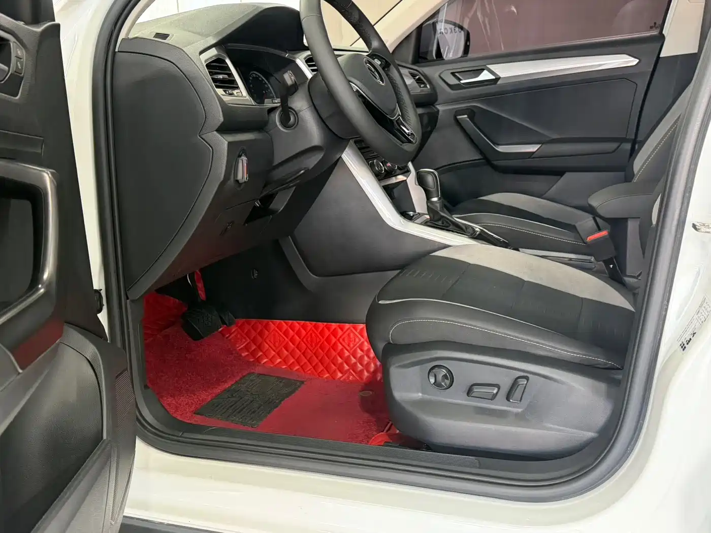 VOLKSWAGEN T ROC EXPLORING SONGS