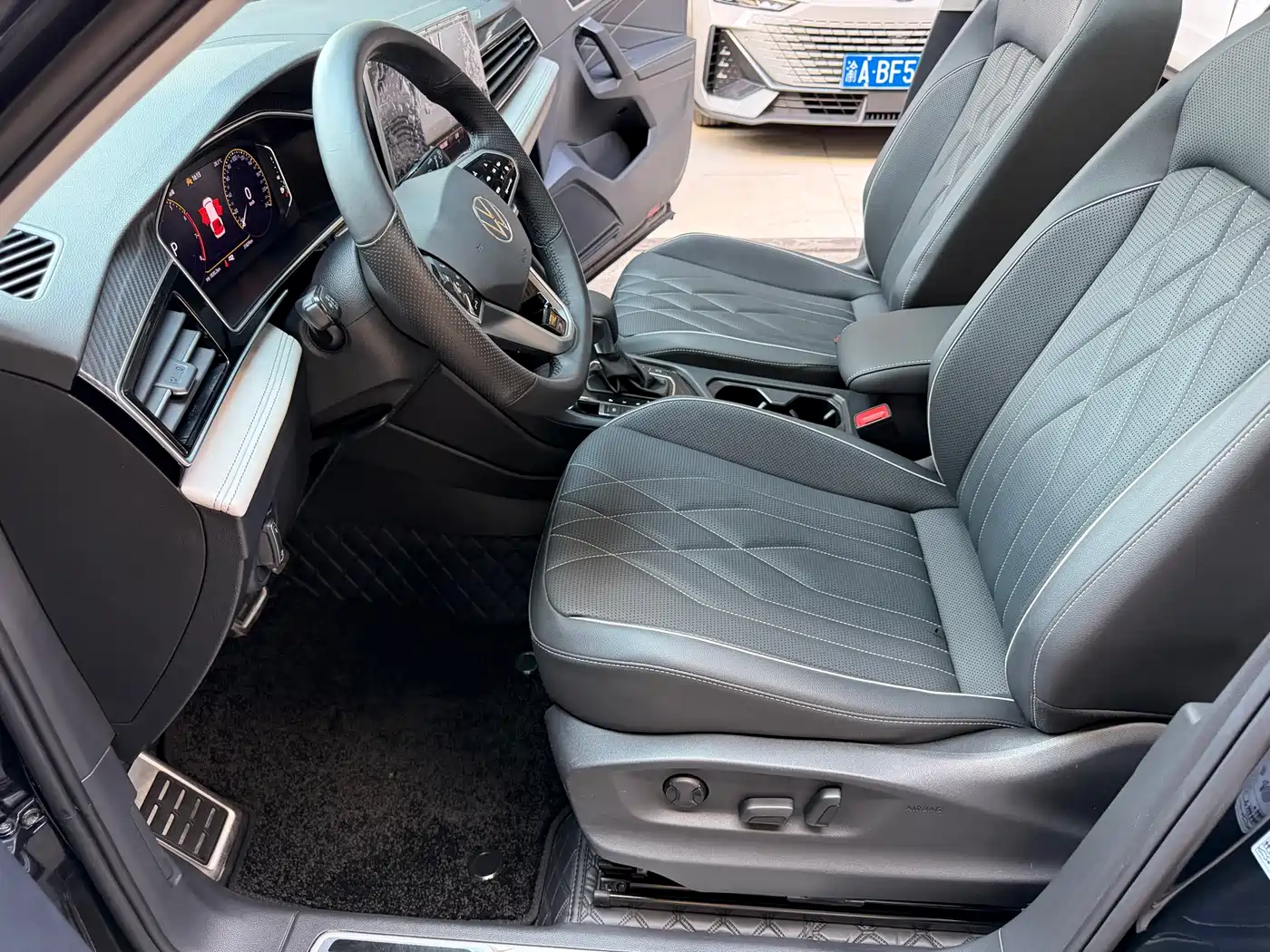 Volkswagen Tiguan L 2024 330TSI Automatic 2WD R-Line Premium Enjoyment Edition фото 8