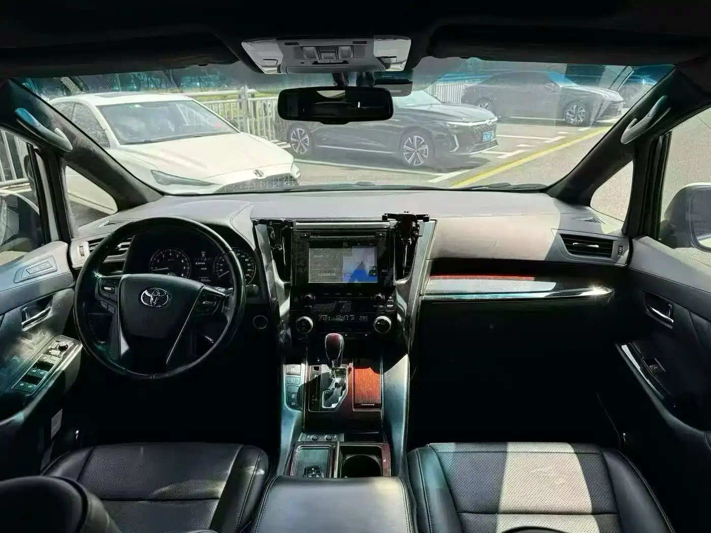 Toyota Alphard 2018 3.5L Luxury фото 9