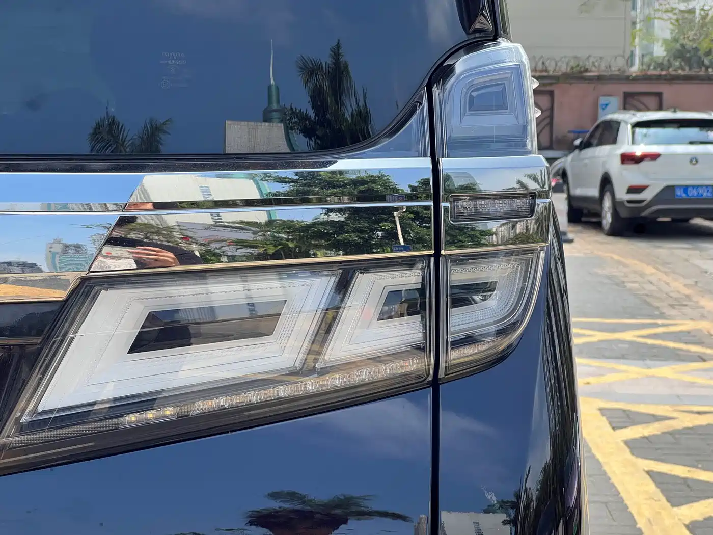 Toyota Vellfire 2019 Hybrid 2.5L HV Premium Edition фото 19