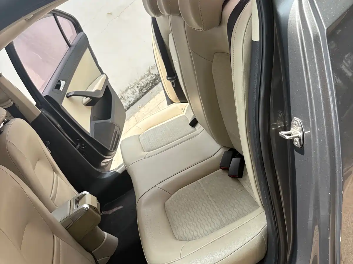 Škoda Rapid 2016 1.6L Automatic Pioneer Edition фото 7