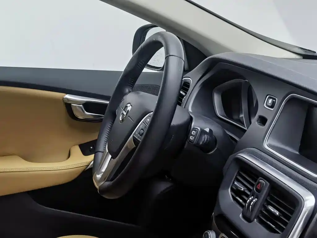 Фото 22 - Volvo V40