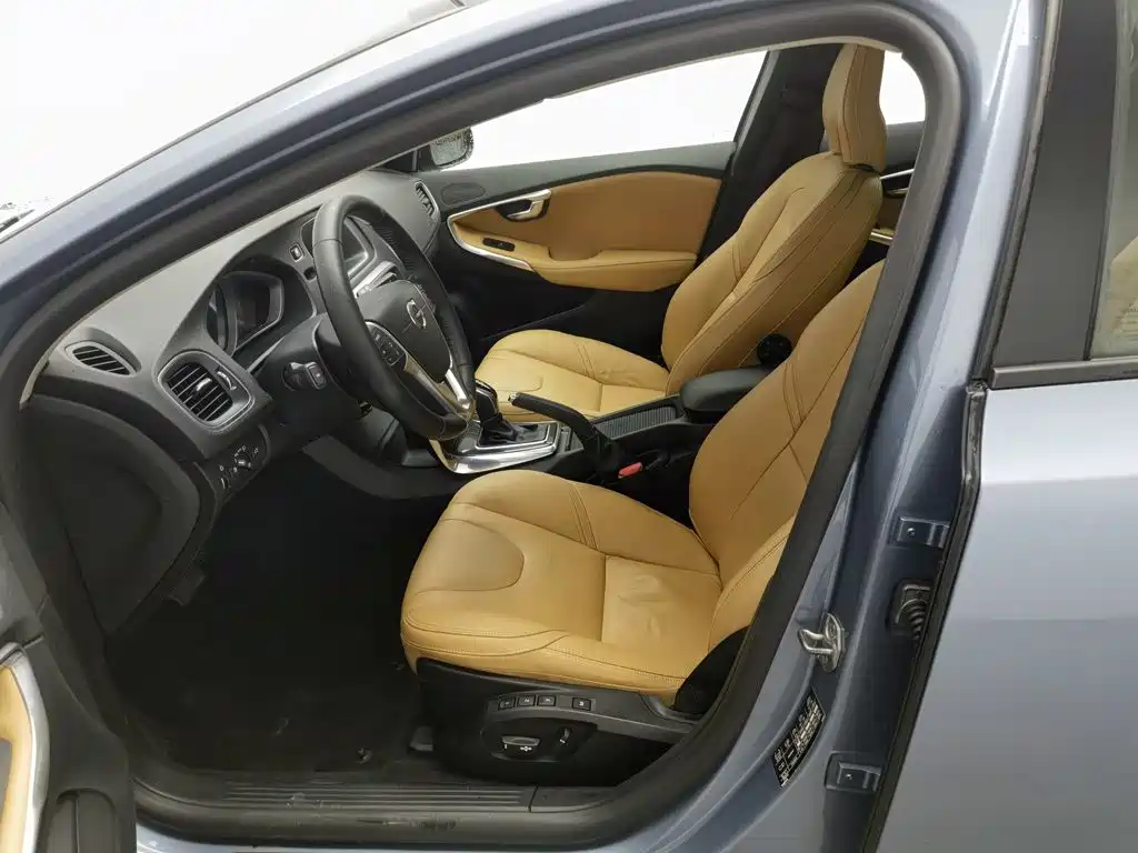 Фото 10 - Volvo V40