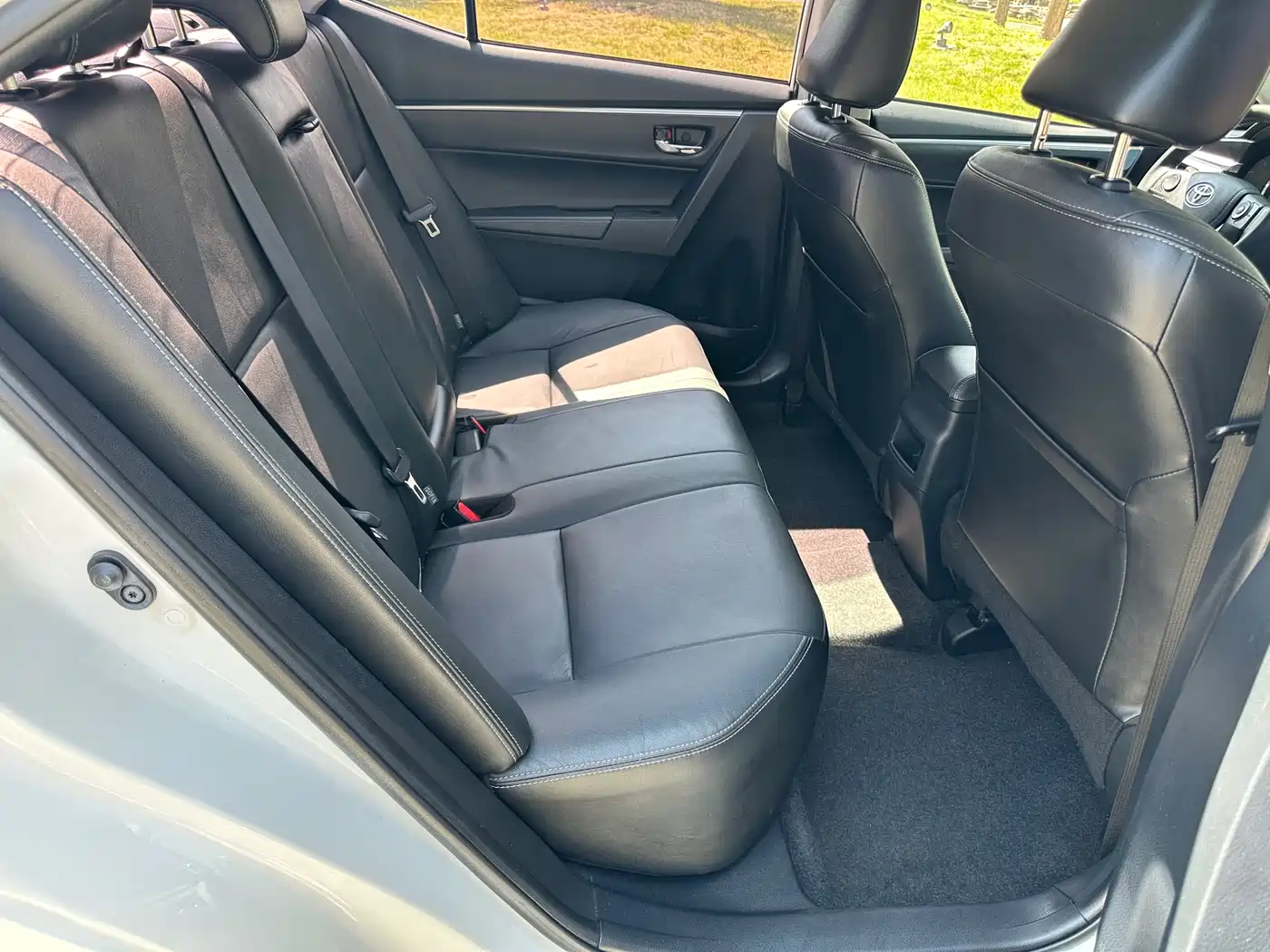 Toyota Corolla 2016 Hybrid 1.8L E-CVT Luxury Edition фото 8