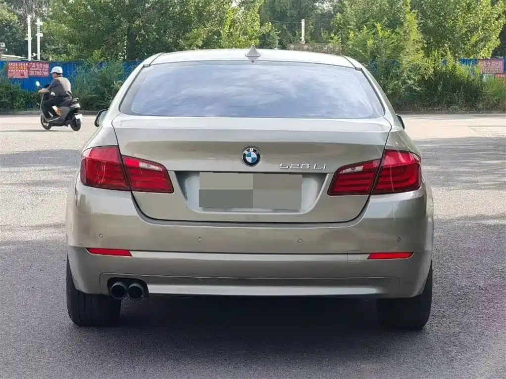 BMW 5 Series 2011 528Li Luxury фото 5