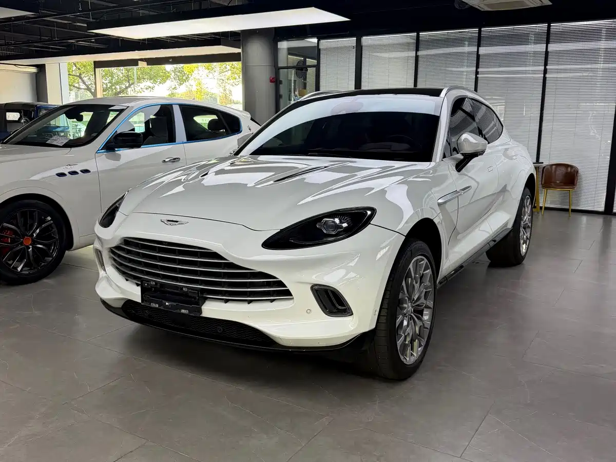 2025 Aston Martin DBX