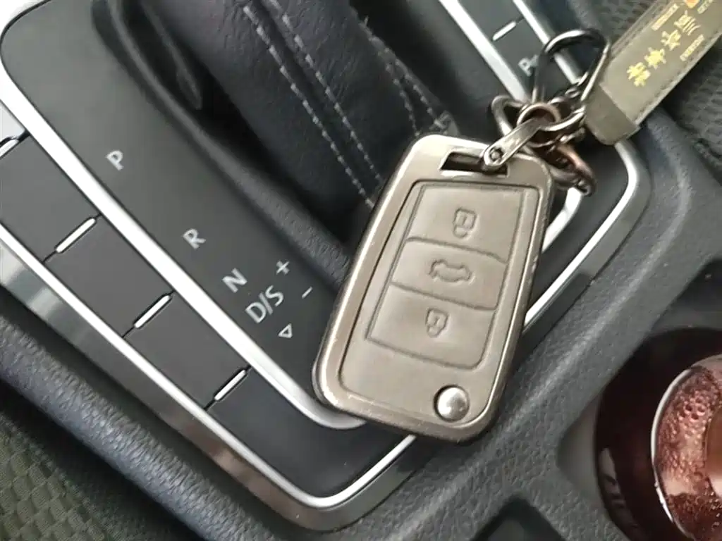Volkswagen Golf 2017 1.6L Auto Comfort Millionth Edition фото 9
