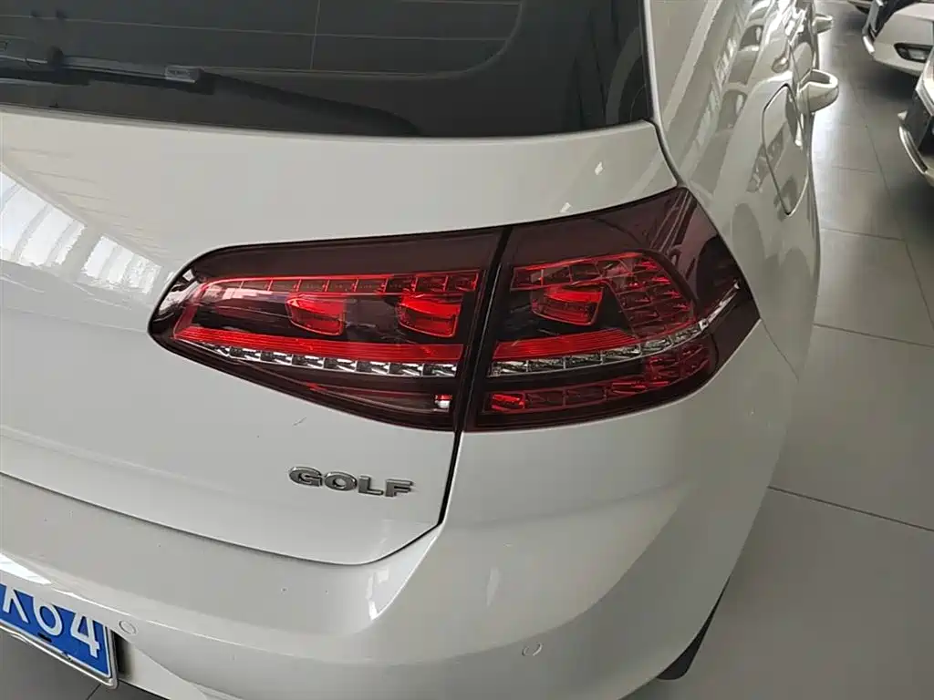 Volkswagen Golf 2017 1.6L Auto Comfort Millionth Edition фото 8