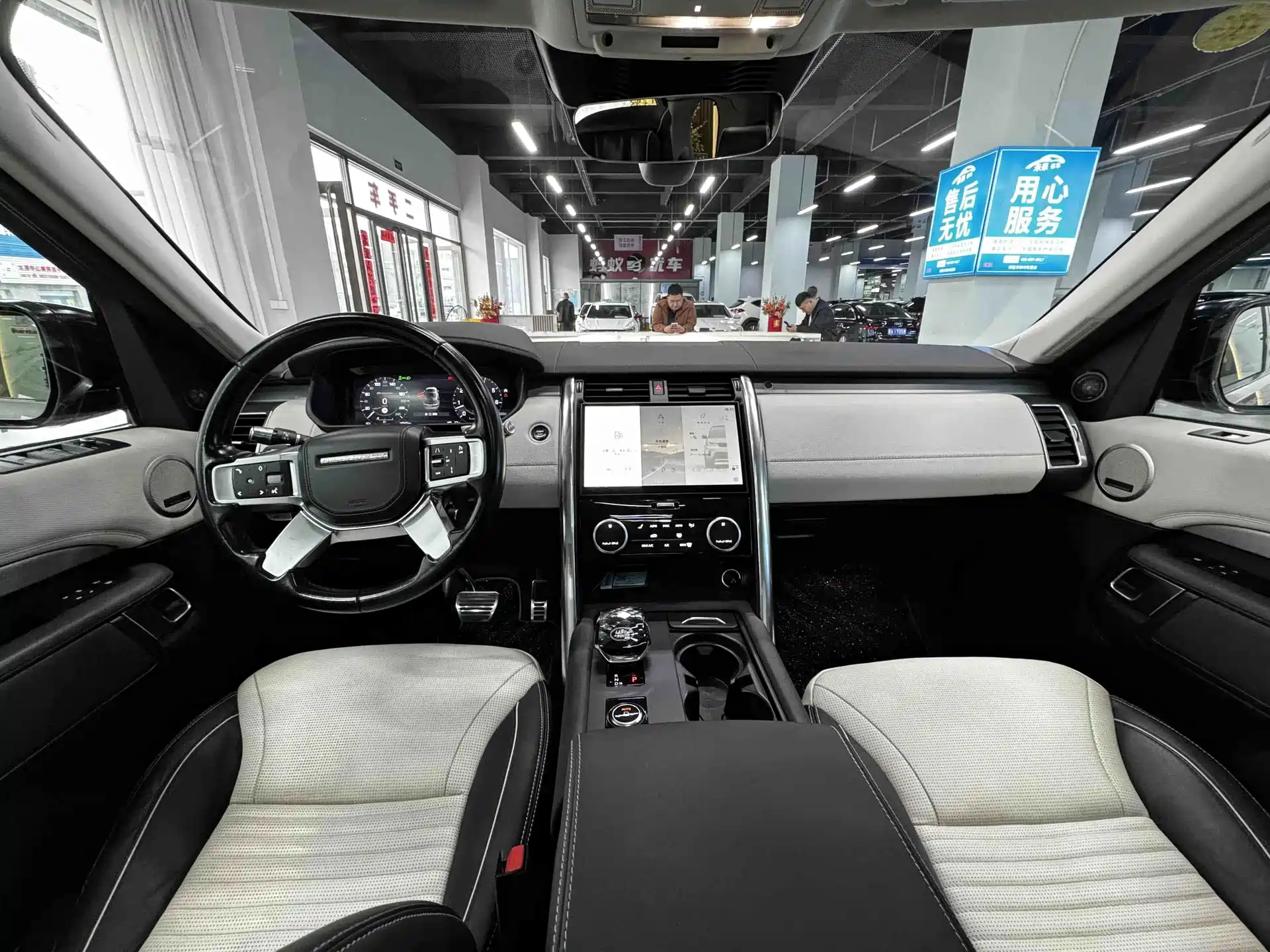 Photo 11 - Land Rover Discovery