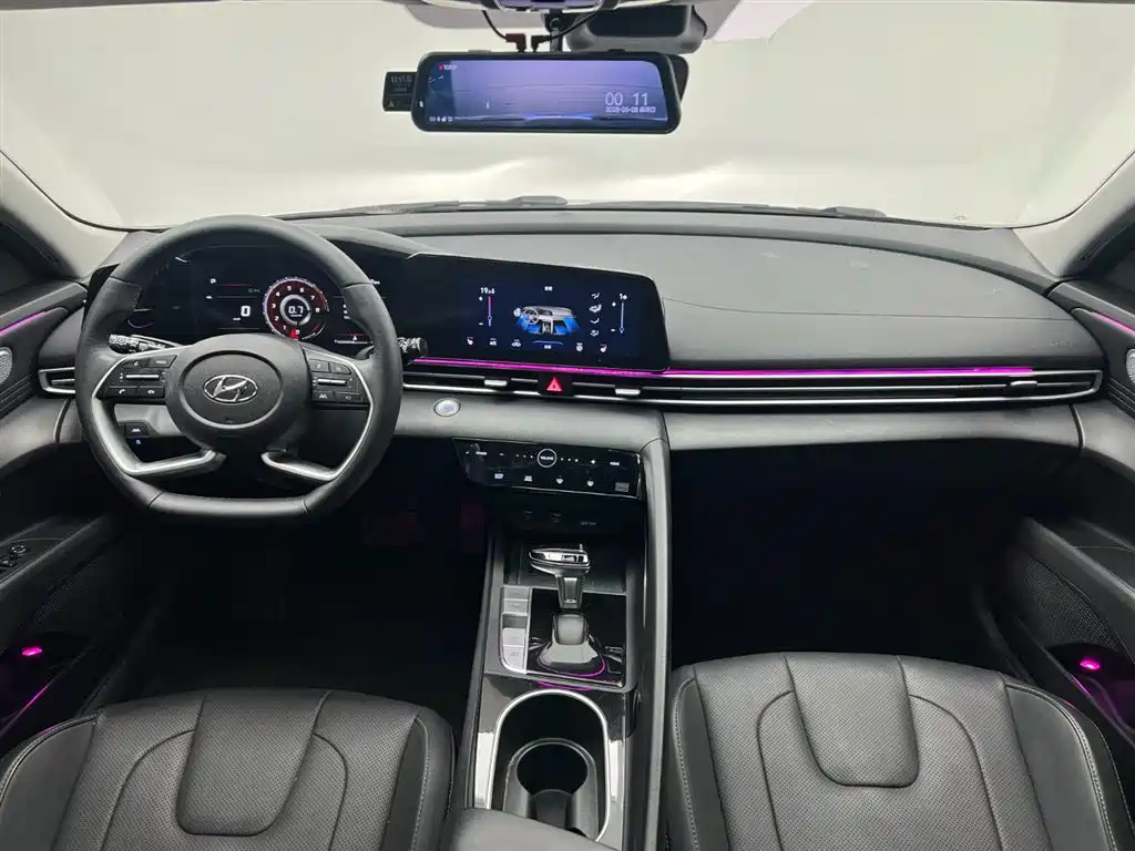 Hyundai Elantra 2022 1.5L CVT LUX Premium Edition фото 18