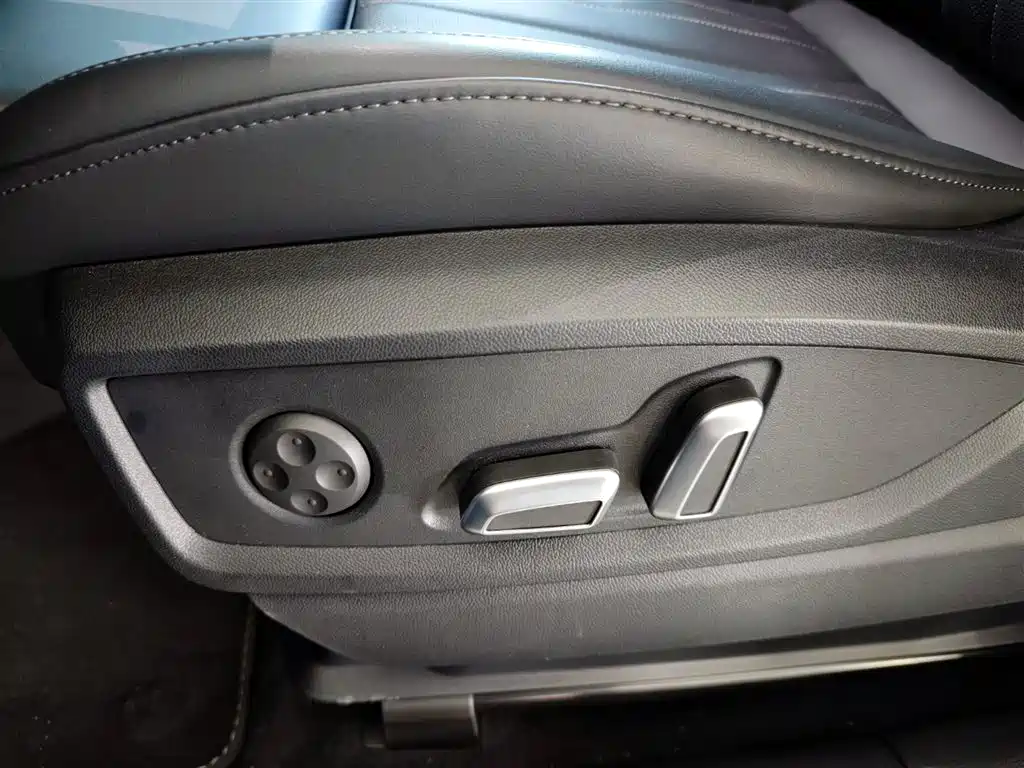Audi Q5L 2025 40 TFSI Luxury Dynamic фото 19