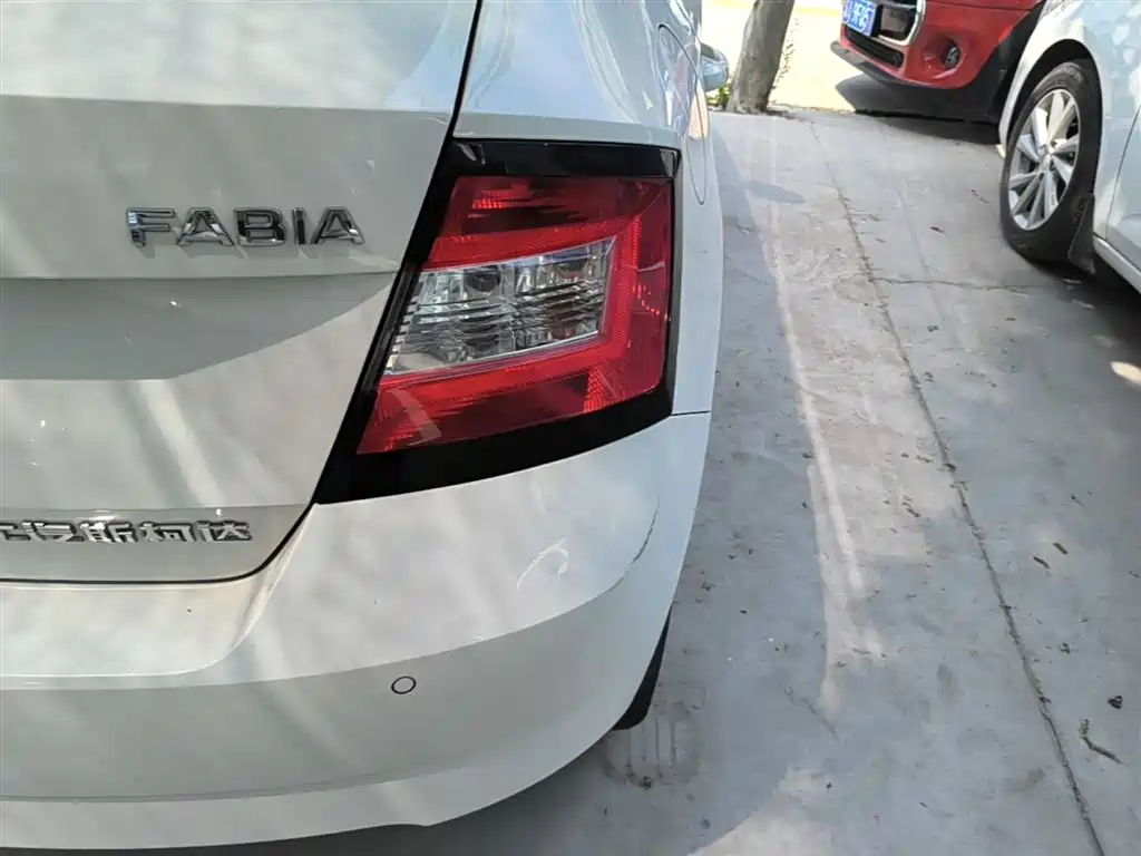 Škoda Fabia 2017 1.4L Auto Car Enjoy Edition фото 8