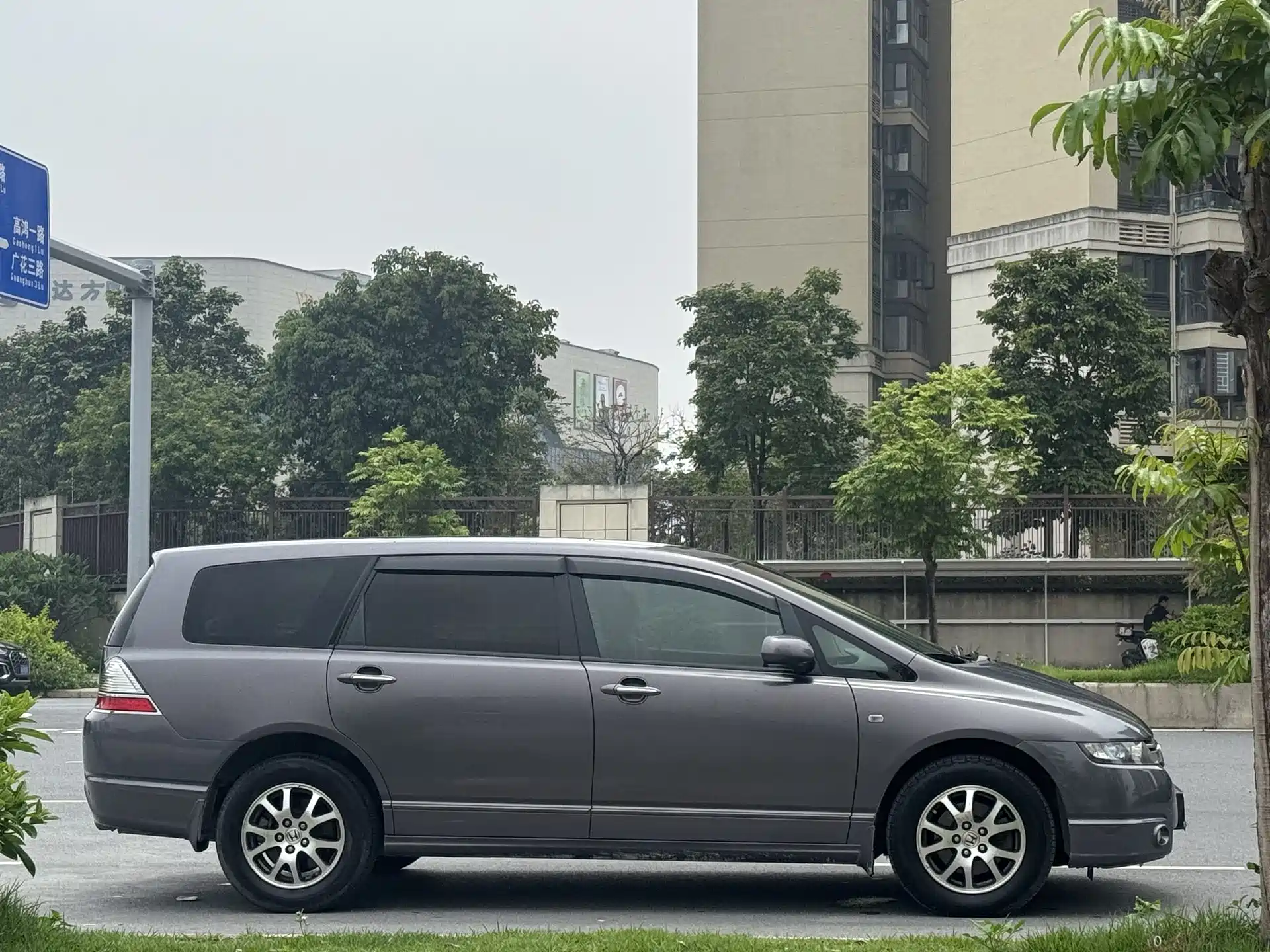 Photo 2 - Honda Odyssey