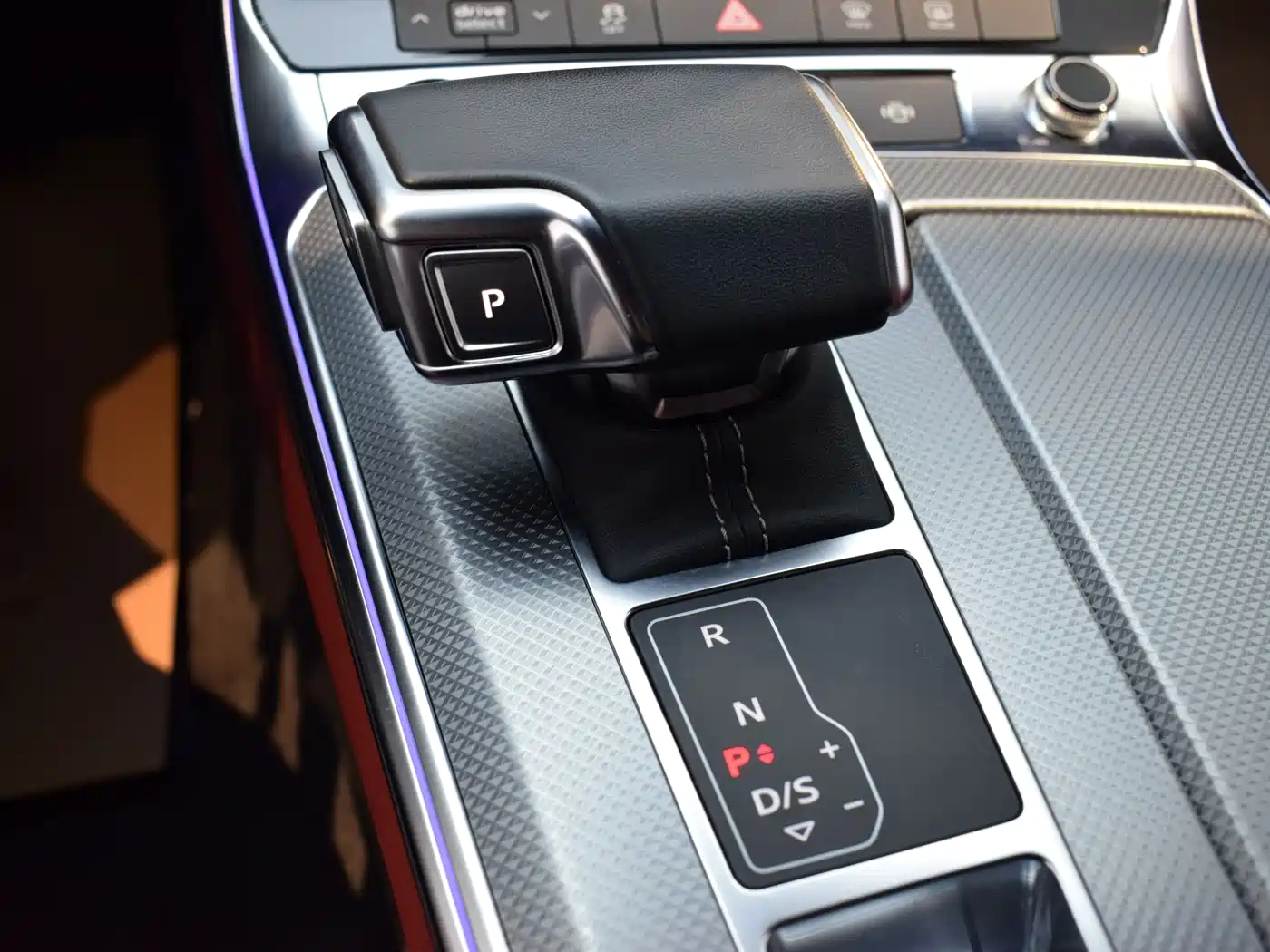 Audi A7L 2024 45 TFSI quattro S-line Black Warrior Edition фото 16