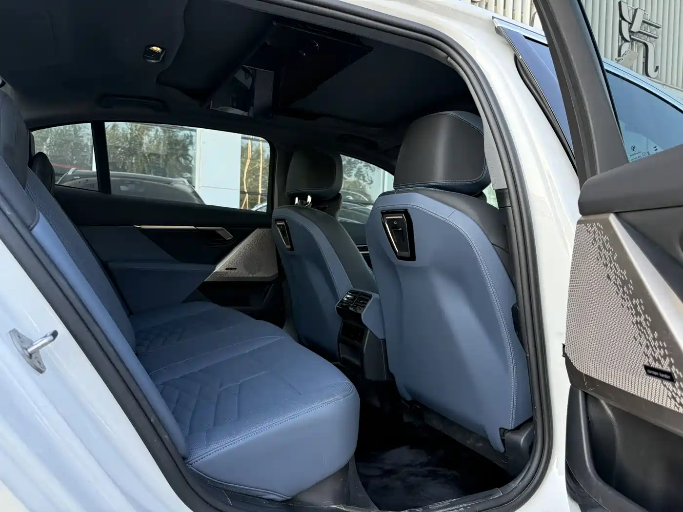 BMW i5 2024 eDrive 35L Premium Model M Sport Package фото 12