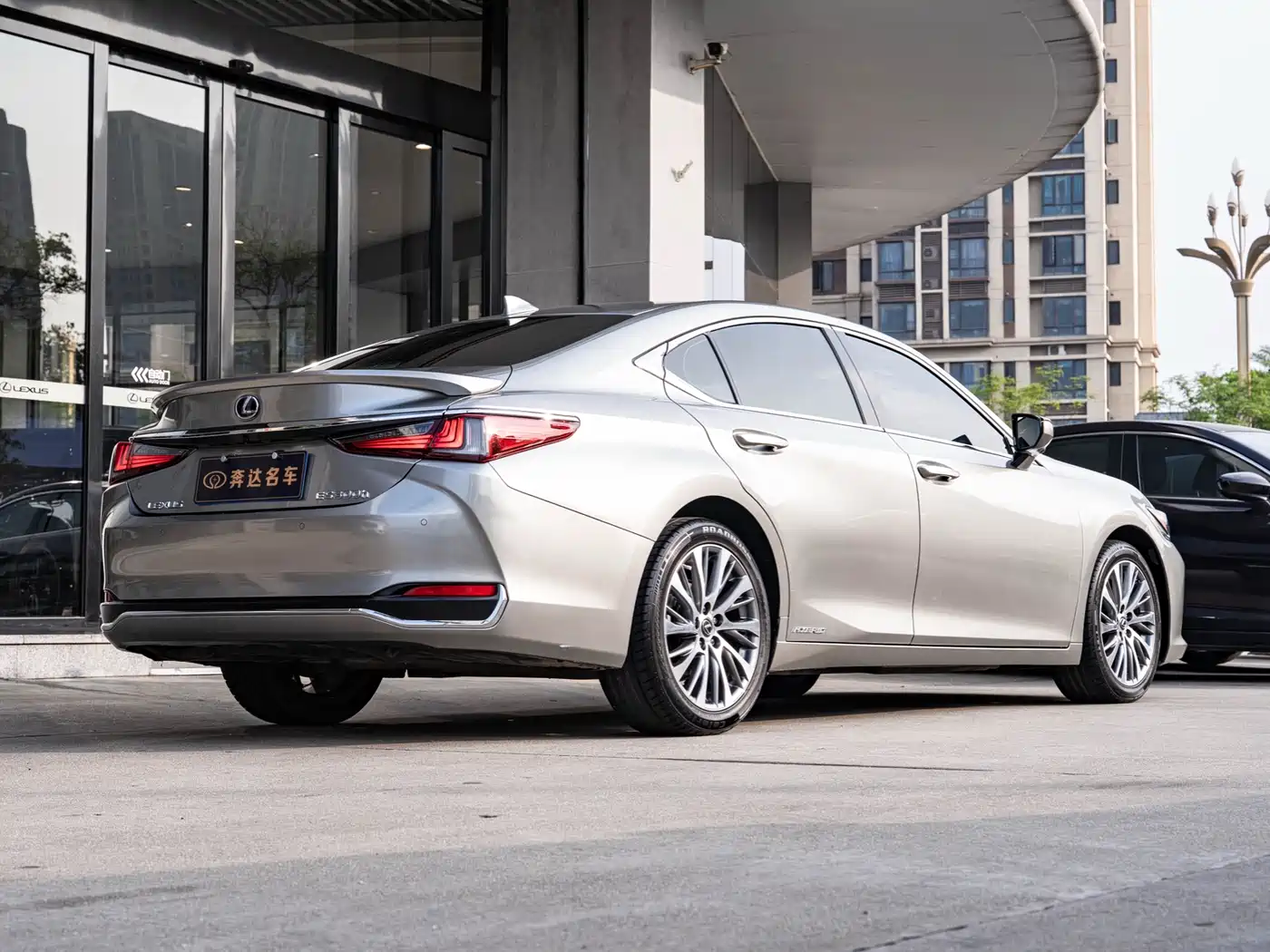 Lexus ES 2018 300h Premium Edition China V фото 3