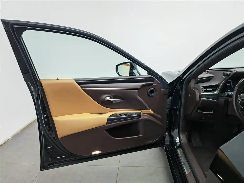 Lexus ES 2020 200 Excellence фото 8