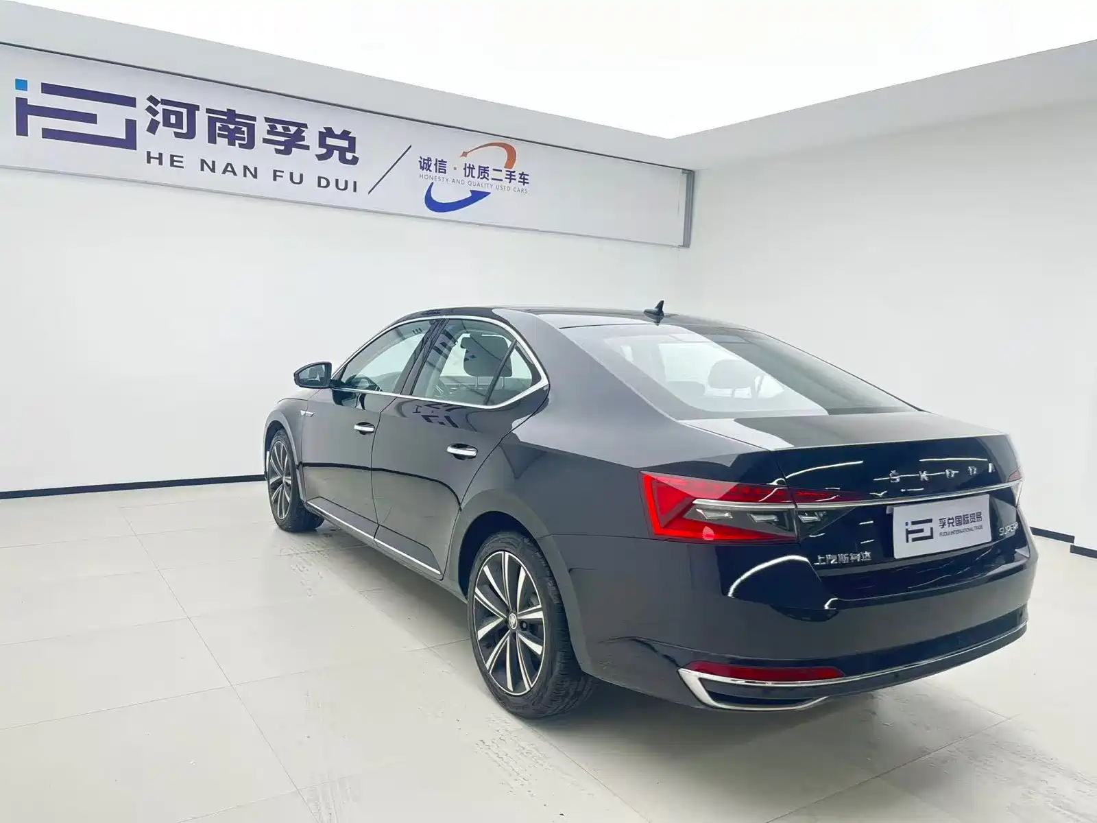 Фото 4 - Škoda Superb