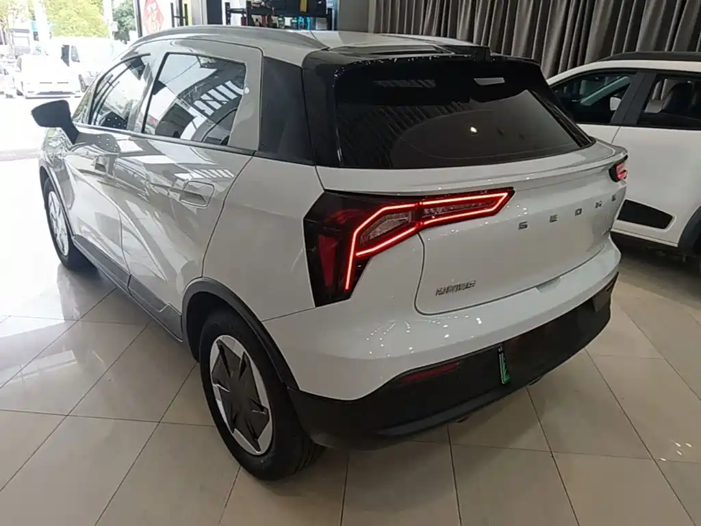 Фото 5 - Geely Geometry E Firefly