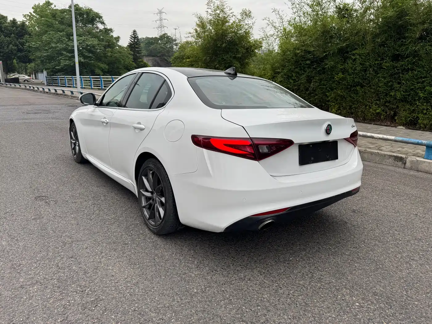 Alfa Romeo Giulia 2017 2.0T 200HP Luxury Edition фото 7