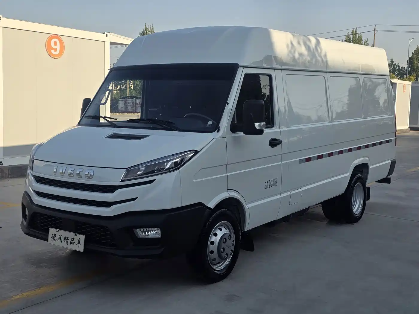 Iveco Daily 2023 2.5T V40 Van Long Wheelbase Medium Roof Dual Tire Manual Door 2-3 Seats