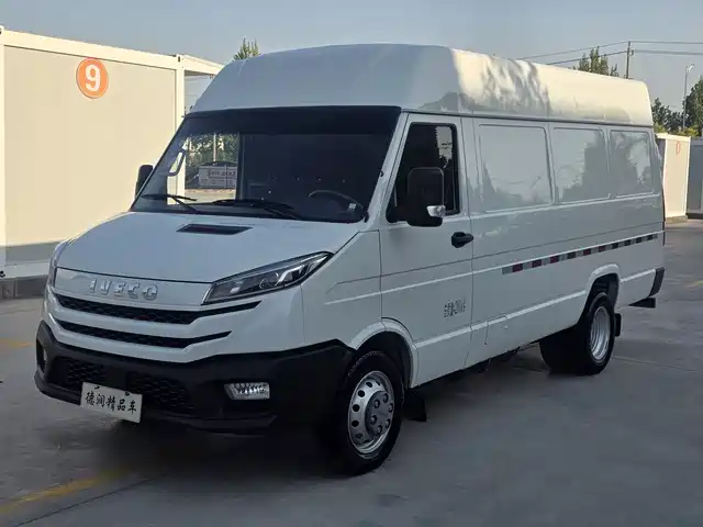 Iveco Daily 2023 2.5T V40 Van Long Wheelbase Medium Roof Dual Tire Manual Door 2-3 Seats