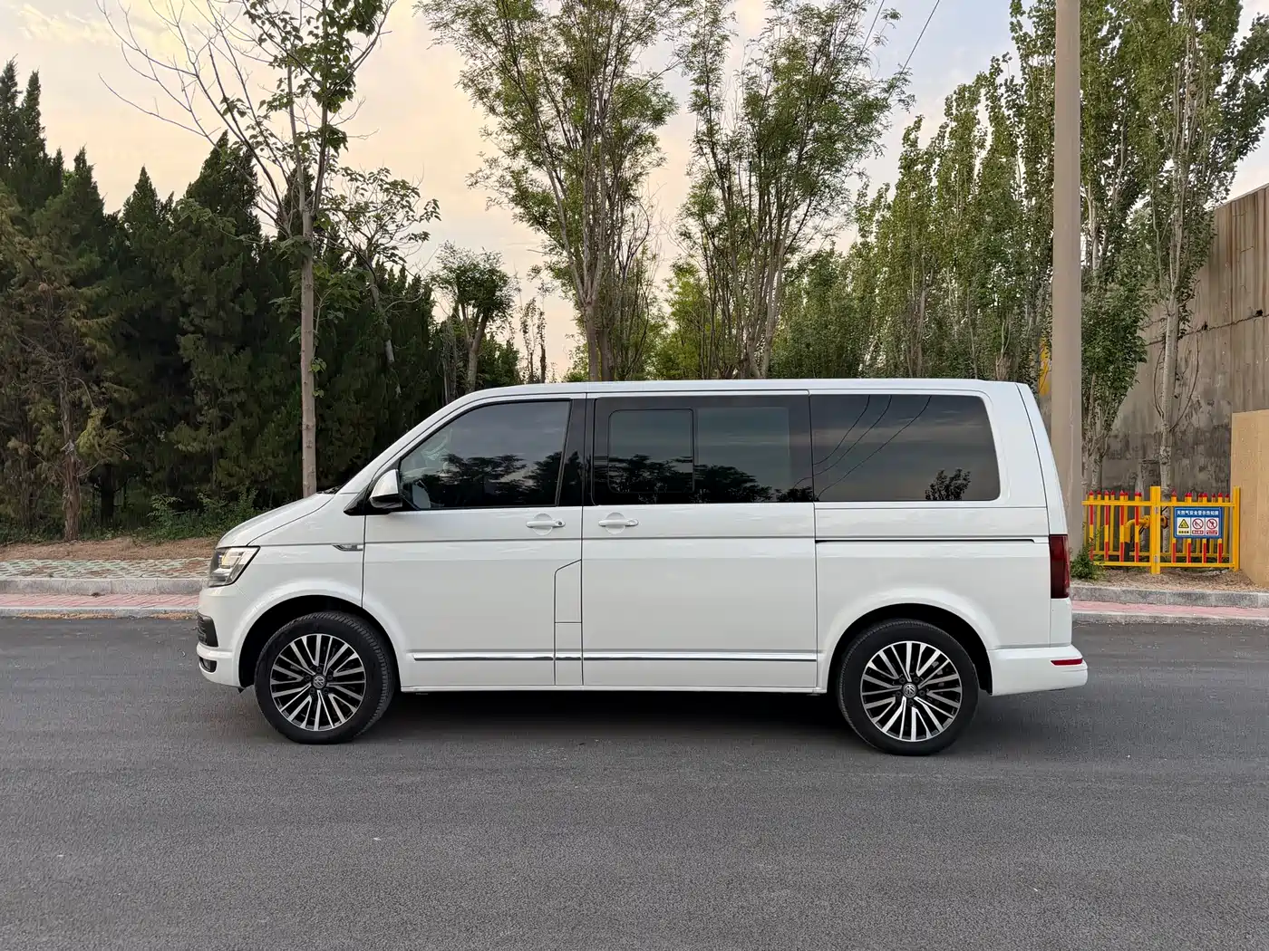 Volkswagen Multivan 2019 2.0TSI 4WD Premium 7-seater фото 4