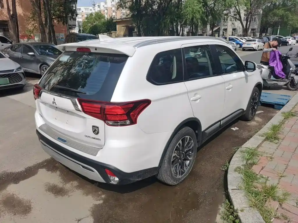 Фото 7 - Mitsubishi Outlander