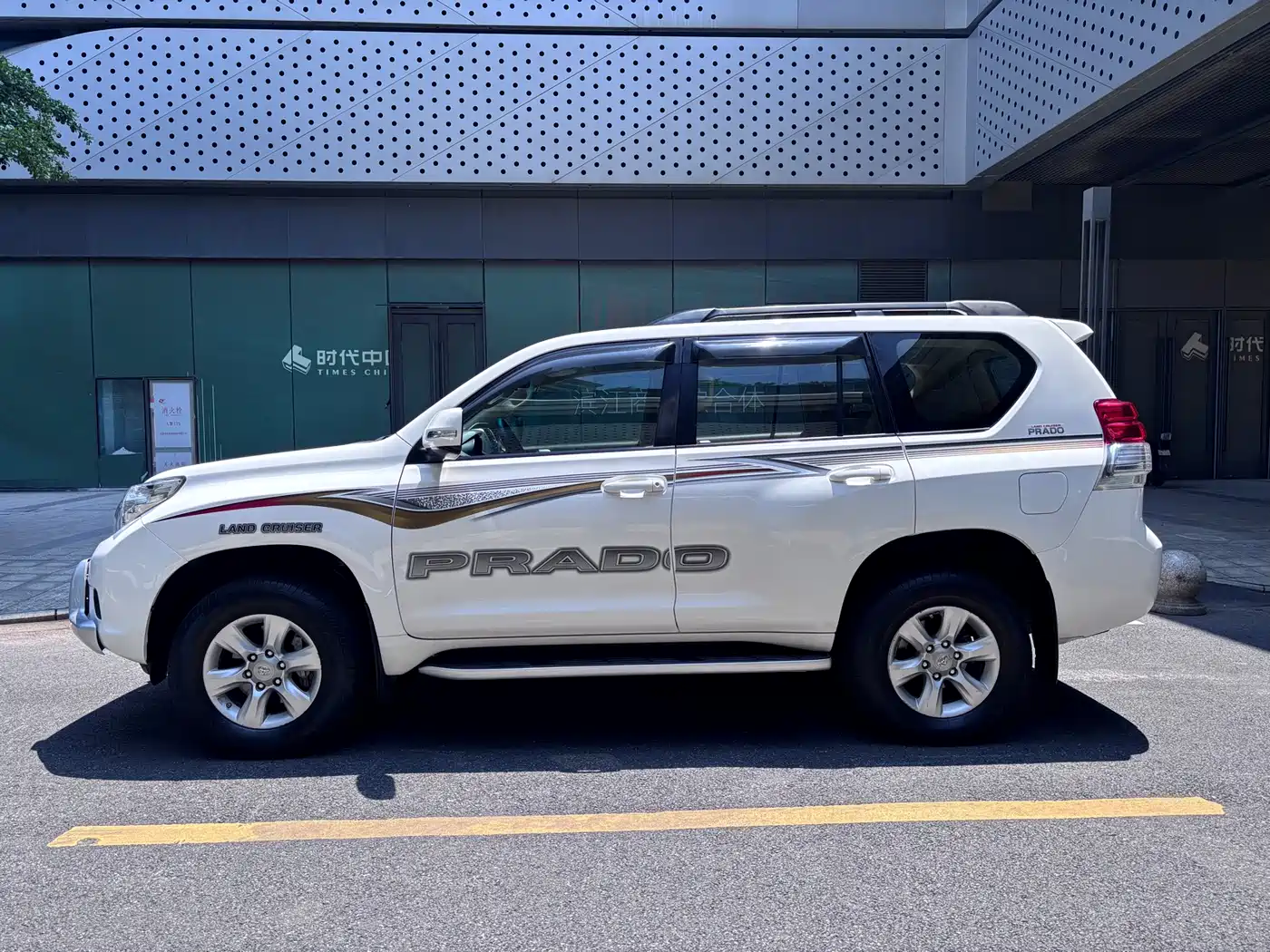 Toyota Prado 2010 4.0L Automatic TX-L фото 3