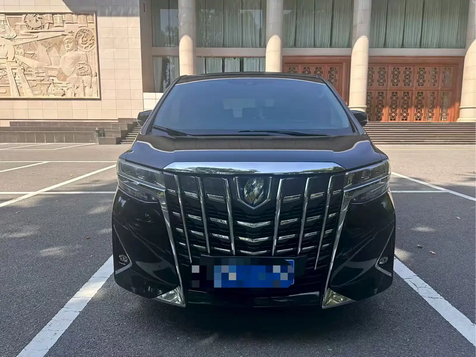 Photo 2 - Toyota Alphard