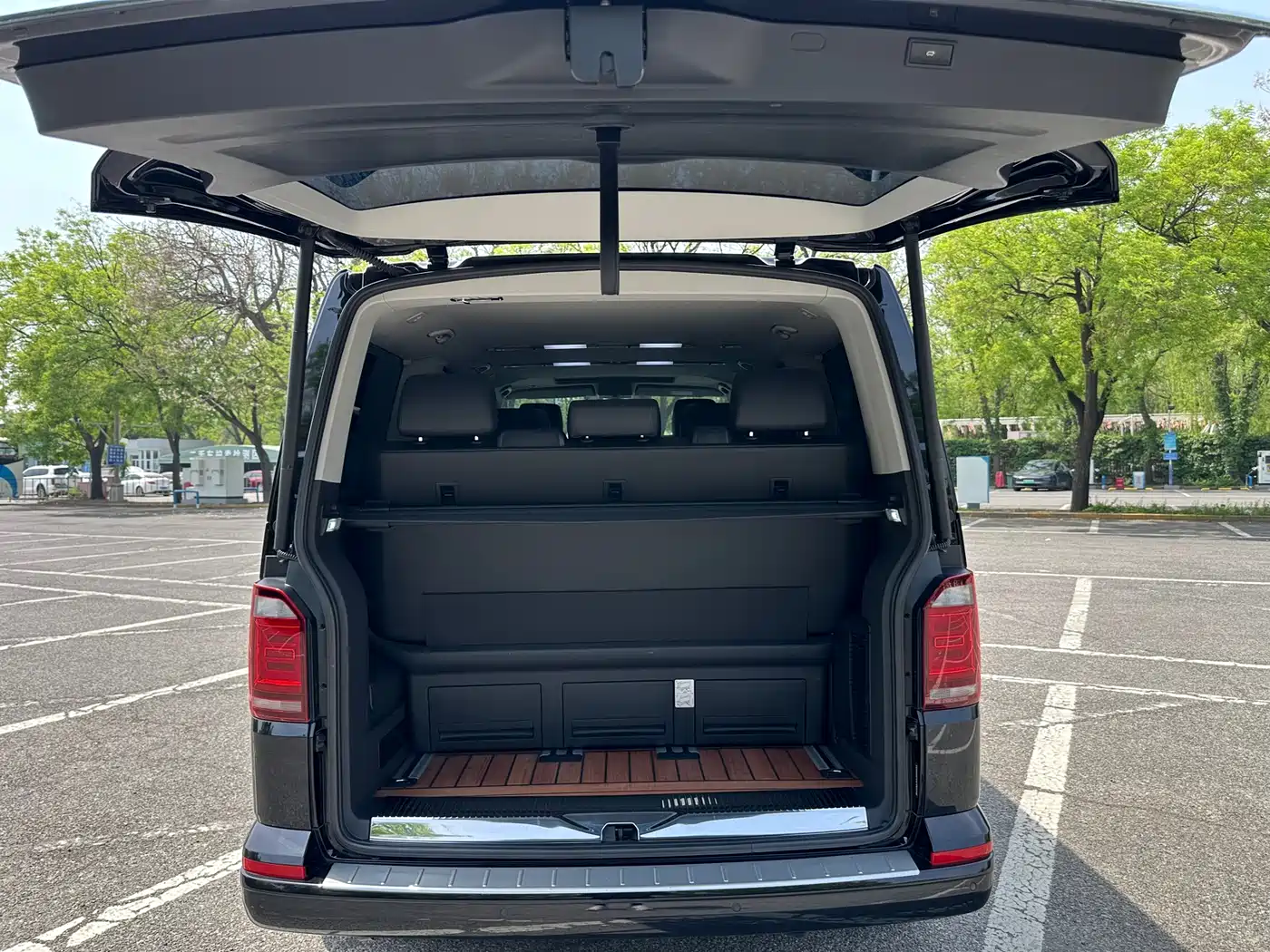 Volkswagen Multivan 2018 2.0TSI 4WD Premium Edition 7-Seater фото 19