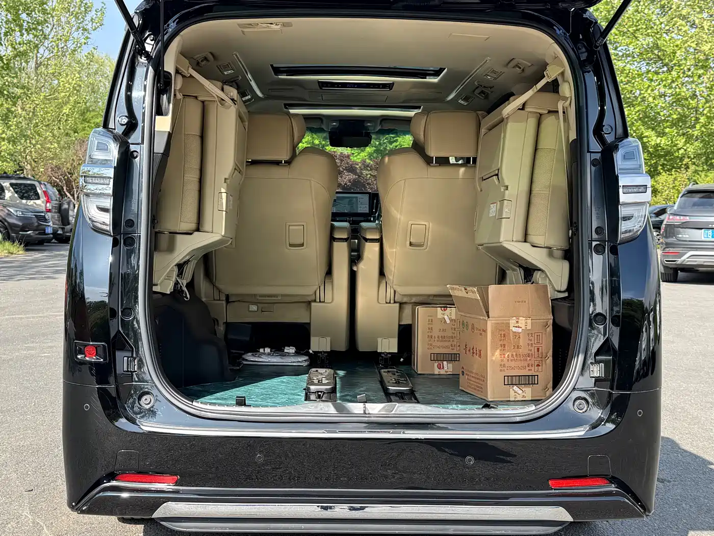 Toyota Vellfire 2020 Twin Engine 2.5L HV Premium Edition фото 16
