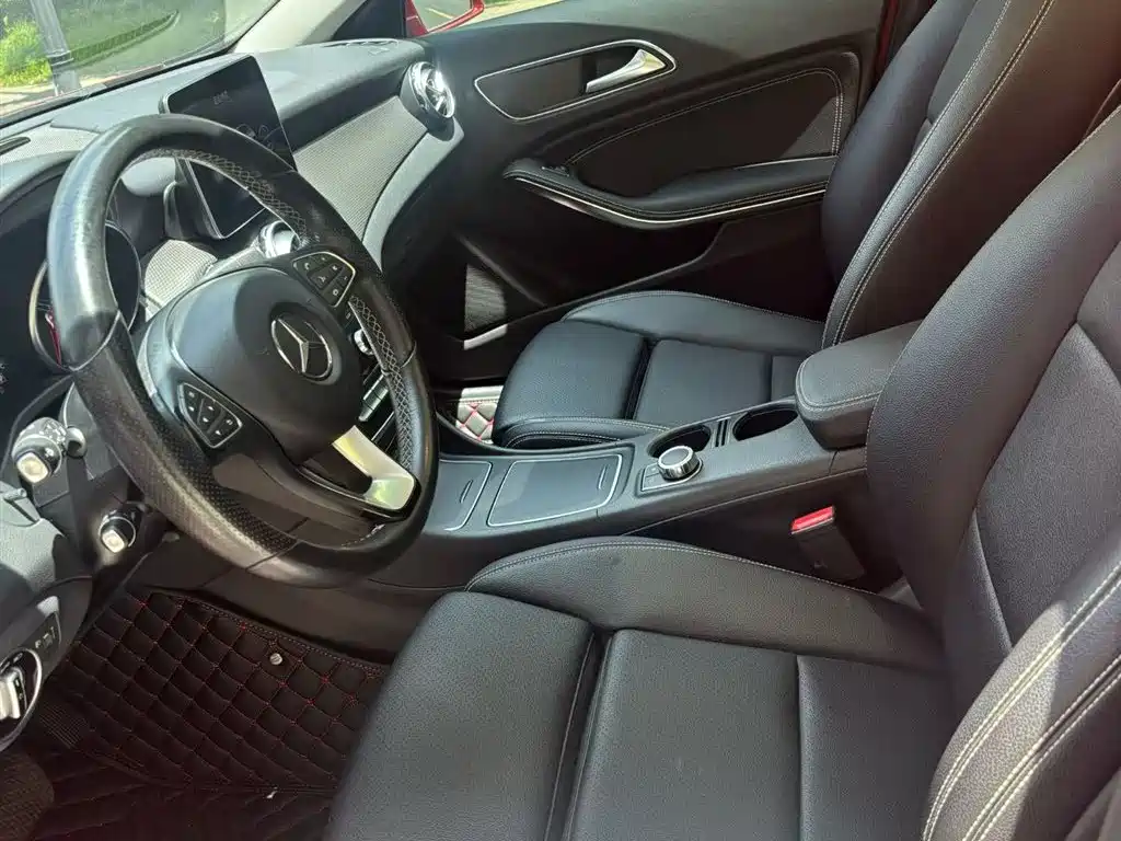 Mercedes-Benz GLA 2018 GLA 200 Dynamic фото 6