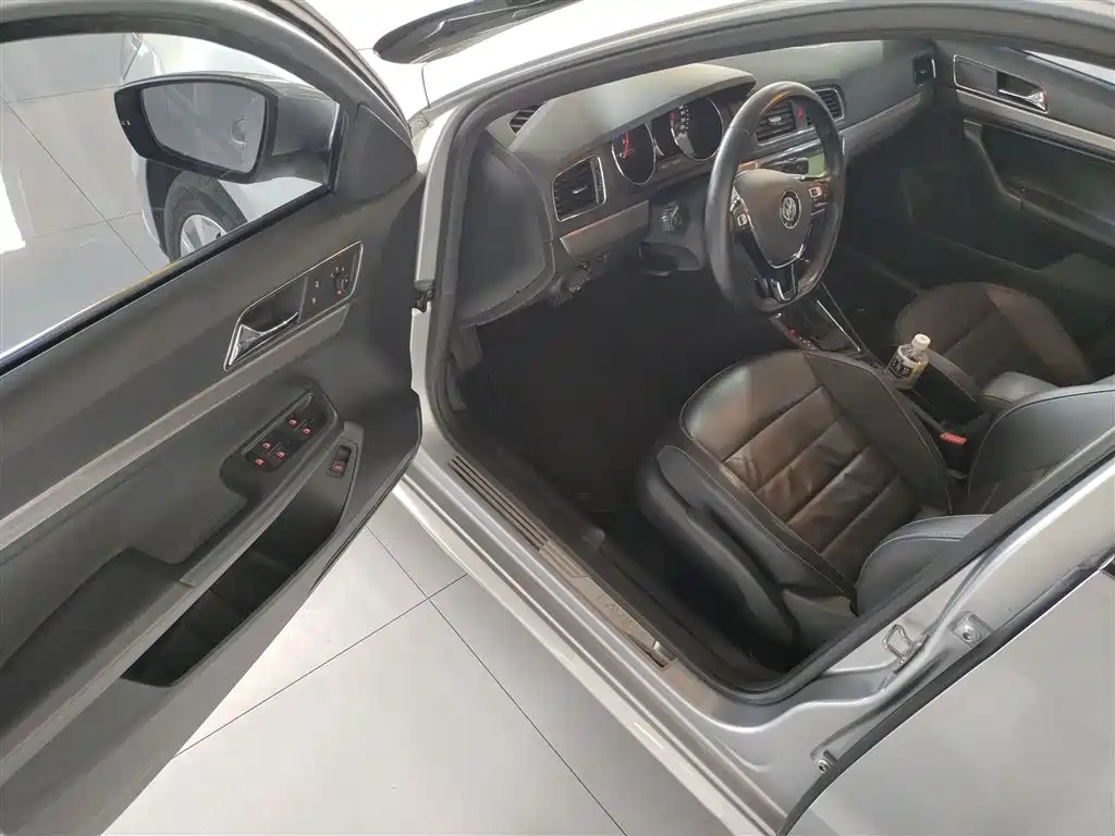 Volkswagen Lavida 2017 1.6L Automatic Comfort Edition фото 12
