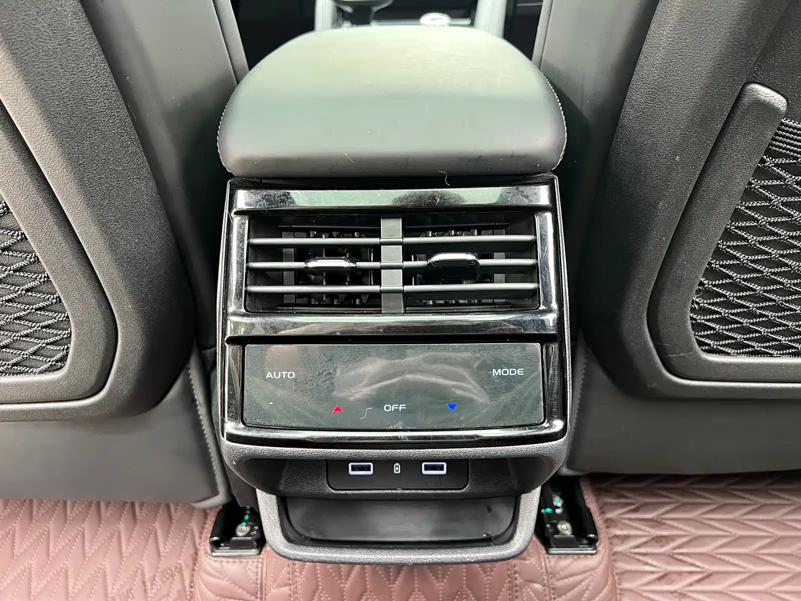 Фото 20 - Geely Monjaro