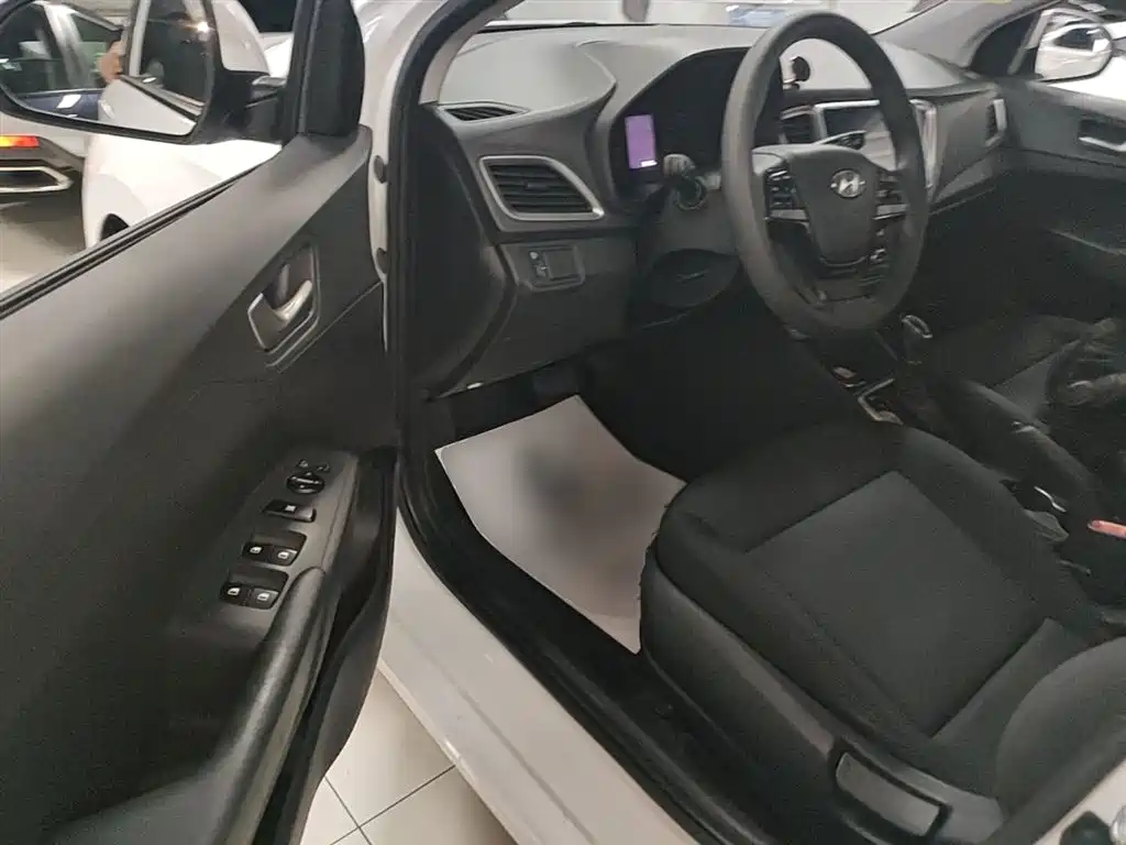 Hyundai Verna 2016 1.4L Automatic Cool Edition GLS фото 15