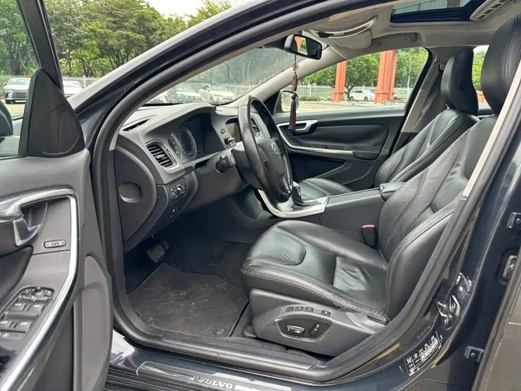 Volvo V60 2012 2013 T5 Prestige Edition