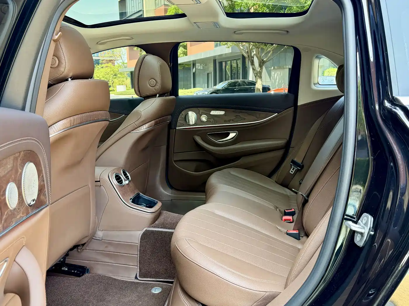 Mercedes-Benz E-Class 2022 E 300 L Fashion фото 7